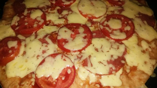 Przepis  pizza z salami, pomidorem i serem przepis