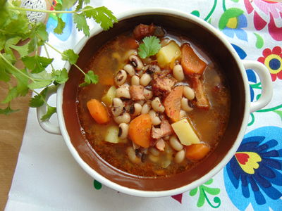 Warzywna zupa z fasolą czarne oczko