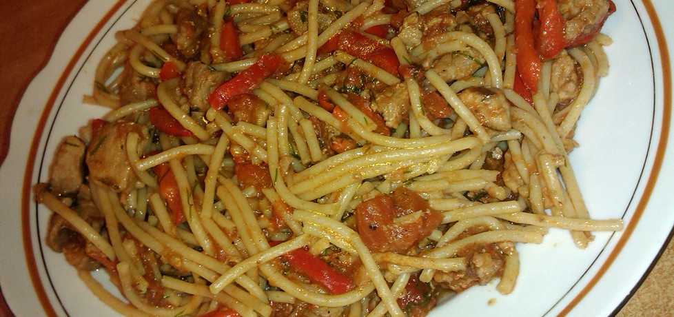 Makaron spaghetti z wieprzowiną i warzywnym sosem (autor: gracer ...