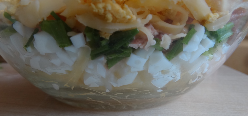 Warstwowa sałatka z tuńczykiem (autor: internetowa