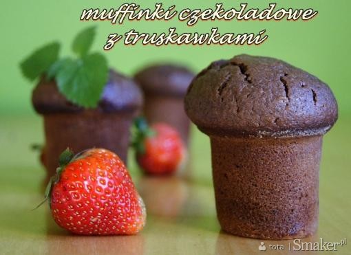 Muffinki czekoladowe z truskawkami