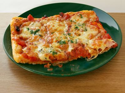 Pizza domowa z serem mozarella