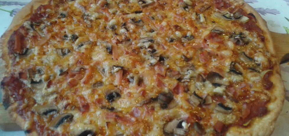 Pizza z szynką i pieczarkami (autor: wwwiolka)