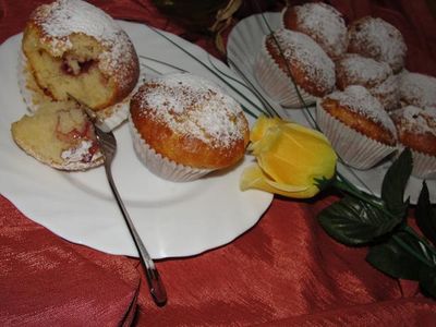Waniliowe muffinki z konfiturą truskawkową