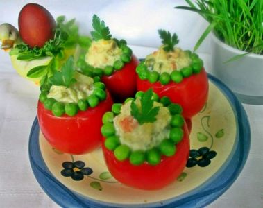 Pomidory faszerowane sałatką jarzynową z szynką