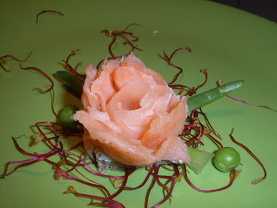 Mini kanapeczki z różą z wędzonego łososia i marynowanego imbiru