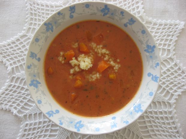 Zupy: zupa pomidorowa ze śmietaną