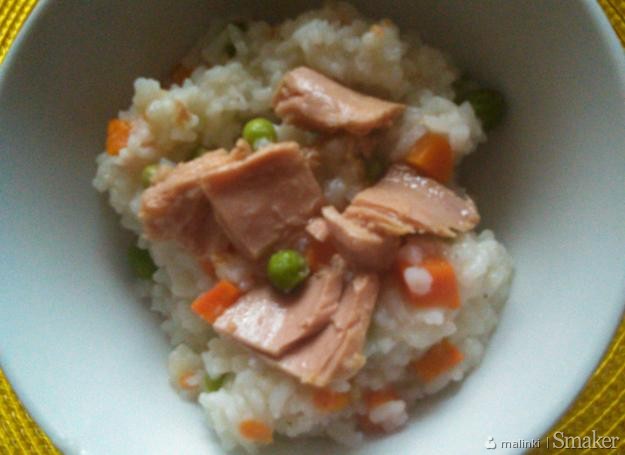 Błyskawiczna sałatka z ryżu i tuńczyka, na ciepło