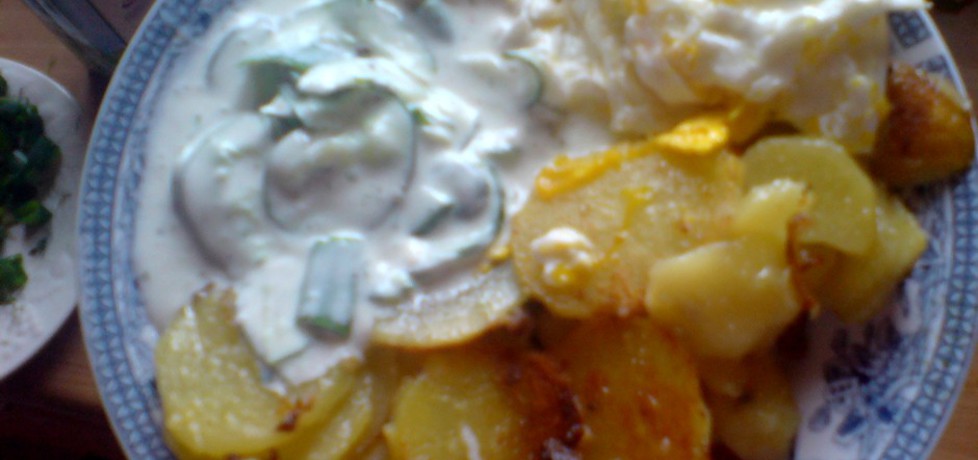 Obiad: ziemniaki smażone, jajko sadzone, ogórek z kefirem (autor ...