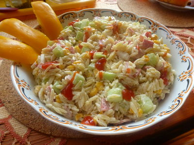 Sałatka z makaronem ryżowym i salami