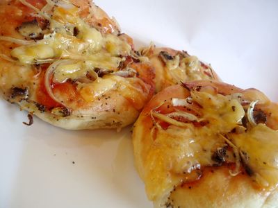 Mini pizzerinki z cebulą i pieczarkami