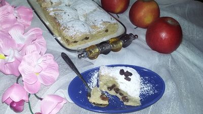 Waniliowe ciasto z jabłkami i rodzynkami