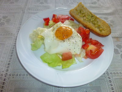 Śniadaniowa sałatka z jajem