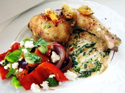 Rozmarynowy kurczak z grillowanymi warzywami i sosem ...