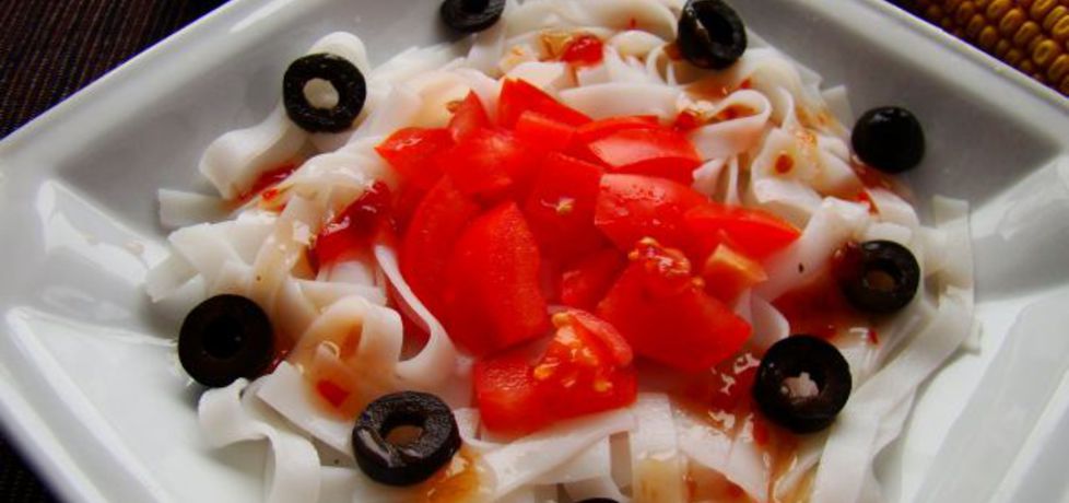Makaron ryżowy w sosie słodkim chilli z pomidorami i oliwkami ...