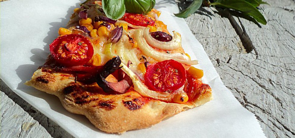 Pizza z kukurydzą, pomidorkami, czerwoną fasolą i suszoną kiełbasą