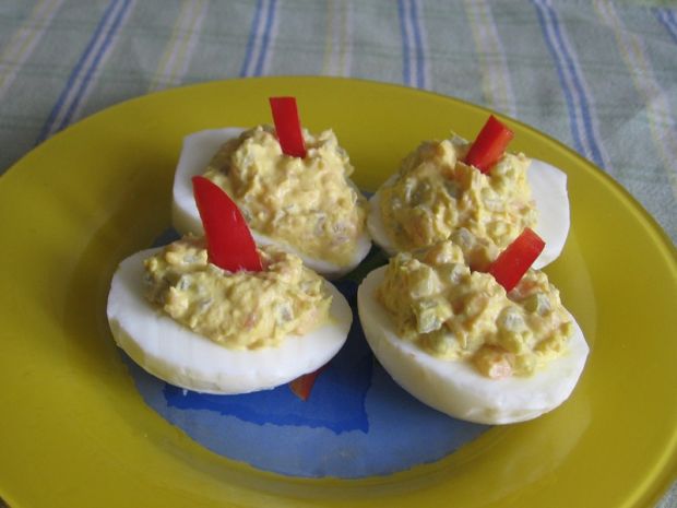 Przepis  jajka faszerowane łososiem i ogórkiem przepis