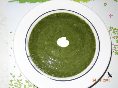 Zielona zupa z jarmużu z serkiem mascarpone