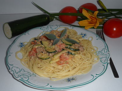 Spaghetti z cukinią, pomidorami i mięsem mielonym