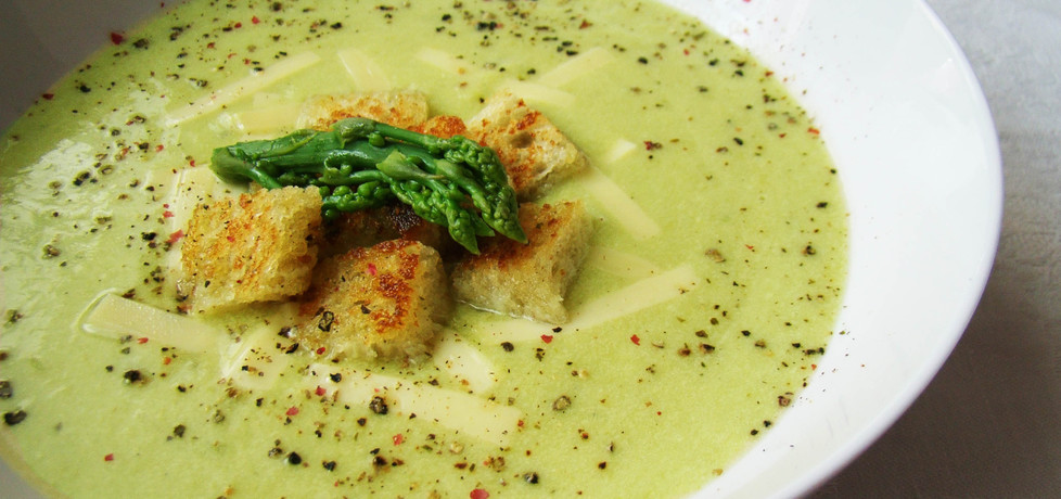 Zupa krem z zielonych szparagów podana z czosnkowymi grzankami