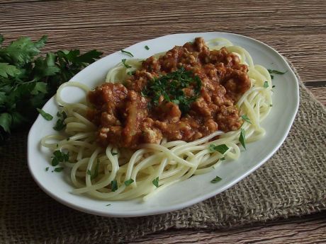 Spaghetti z mięsnym sosem cukiniowym na pomidorowo przepis ...