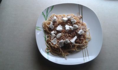 Spaghetti z tuńczykiem i fetą