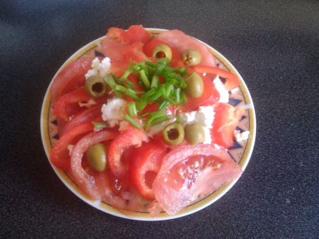 Przepis  sałatka pomidorowa z papryką i serem przepis