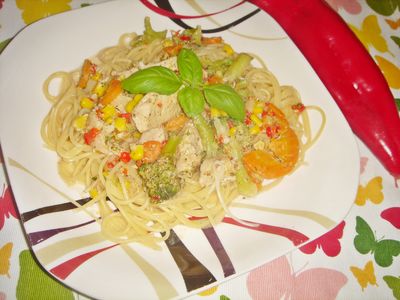Błyskawiczne spaghetti na włoską nutę z kurczakiem, warzywami na ...