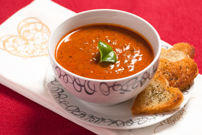 Aromatyczna zupa pomidorowa z czerwonym winem i wołowiną ...