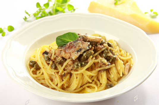 Spaghetti z anchois i kaparami