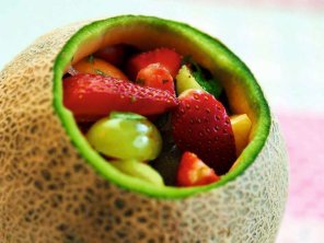 Sałatka owocowa w melonie  prosty przepis i składniki