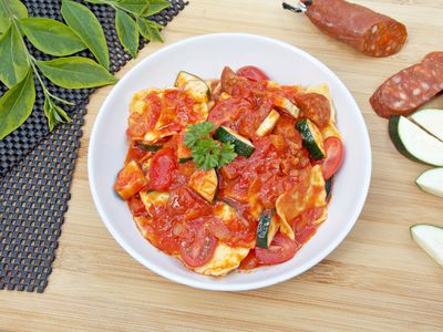 Ravioli w sosie pomidorowym z chorizo