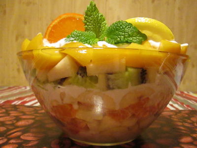 Sałatka owocowa z sosem jogurtowo