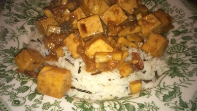 Dziki ryż z tofu i pieczarkami (danie wegańskie)
