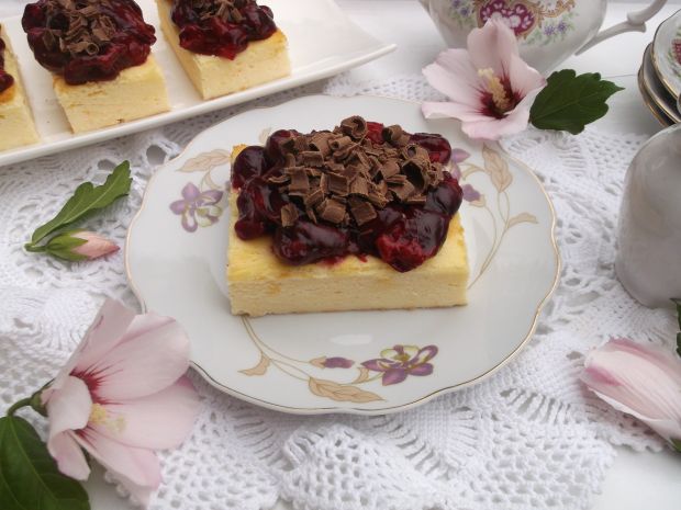 Przepis  sernik z frużeliną wiśniową i czekoladą przepis