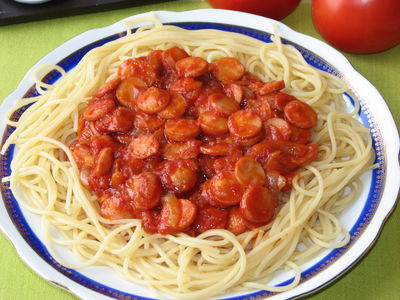Makaron z parówkami w sosie pomidorowym