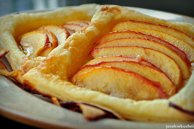 Drożdżówki z ciasta francuskiego z jabłkami w cydrowej glazurze ...