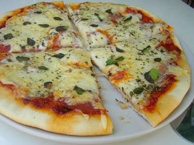 Pizza z salami, pieczarkami i mozzarellą