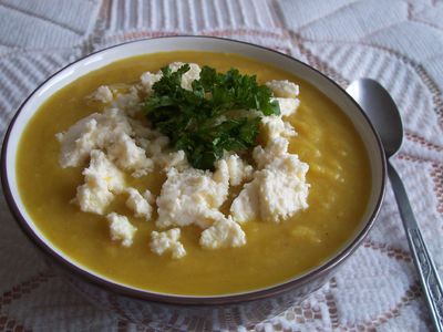 Zupa chrzanowa z białym serem wędzonym