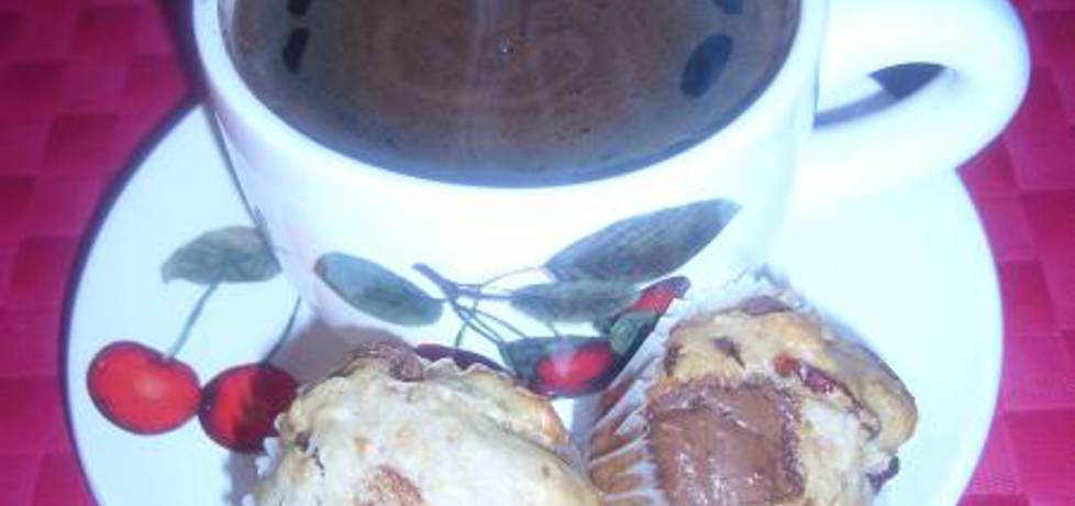 Mini muffinki z bakaliami, mleczną czekoladą i miodem. (autor ...