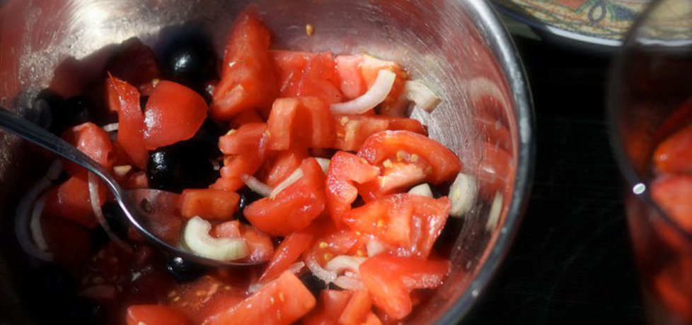 Ostra sałatka na grilla z pomidorów oliwek i cebuli (autor ...