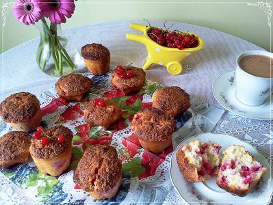 Muffinki z porzeczkami i aromatyczną kruszonką