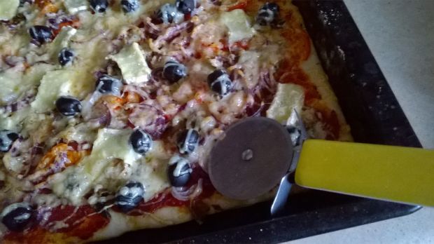 Przepis  pizza z salami i oliwkami przepis