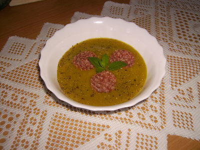 Zupa pomidorowa z zielonych pomidorów z chipsami salami ...