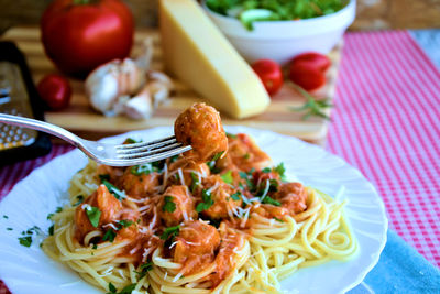 Spaghetti z mięsnymi kuleczkami z parmezanem