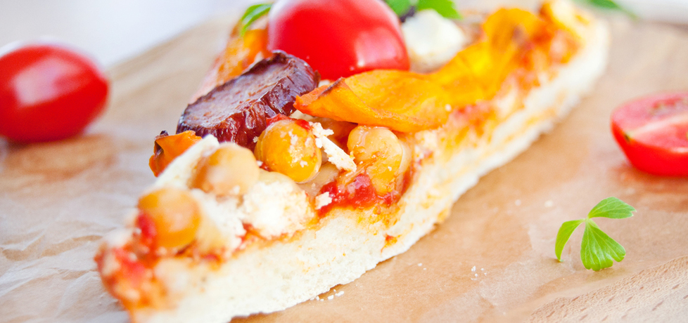 Pizza z marchewką, cieciorką, fetą i kiełbasą (autor: agata