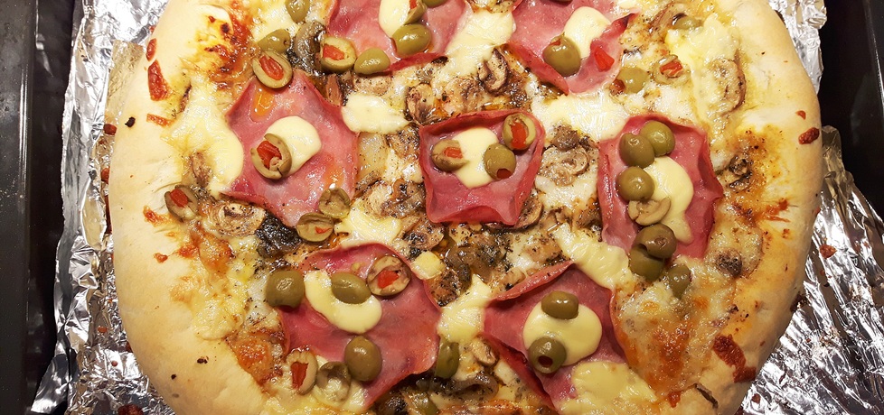 Pizza z szynką i pieczarkami (autor: joanna-kryla)