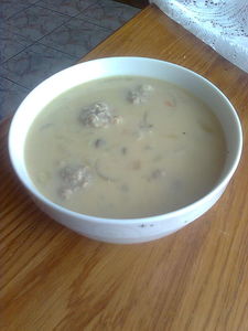 Kremowa zupa cebulowa z pieczarkami i kuleczkami mięsnymi ...