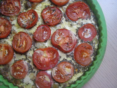 Pełnoziarnista tarta z pomidorami
