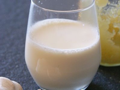 Napój z mleka i czosnku przy przeziębieniach